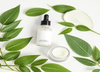 Centella Asiatica for sensitive skin: Skincare products including serum, cream, and balm, featuring fresh Centella plant leaves, designed to soothe and repair redness-prone skin.